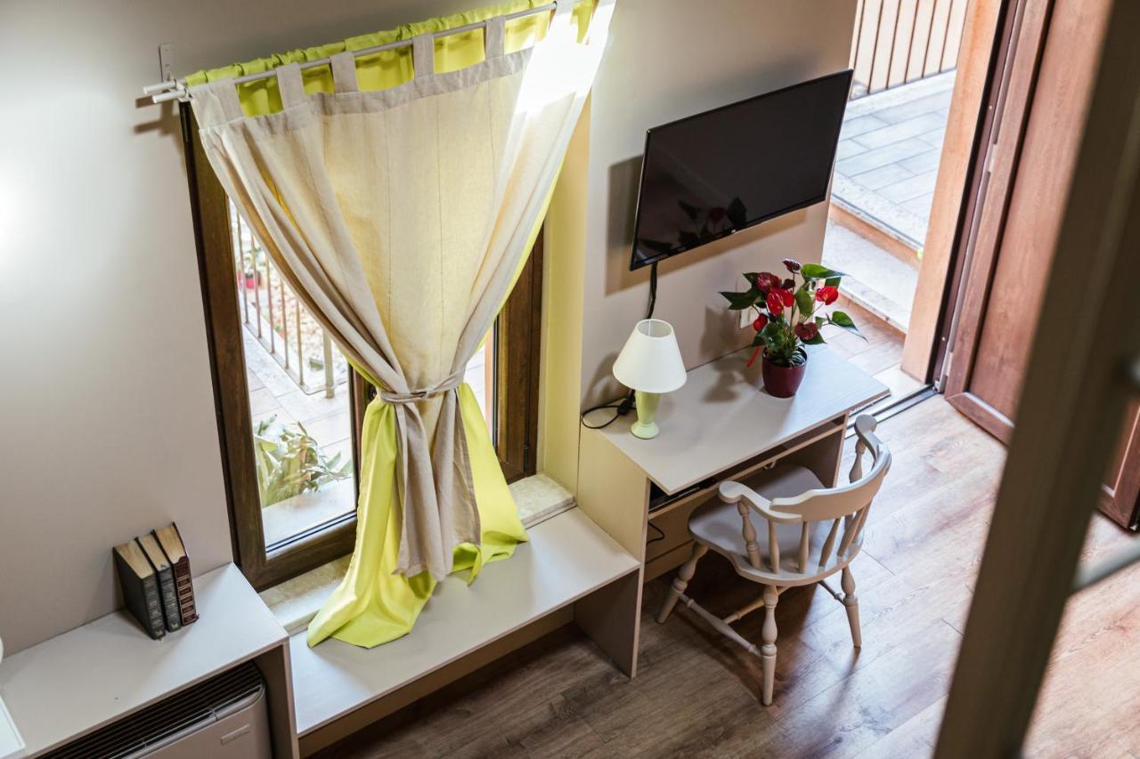 Antico Borgo B&B Con Spa - Adults Only Manerba del Garda Eksteriør billede