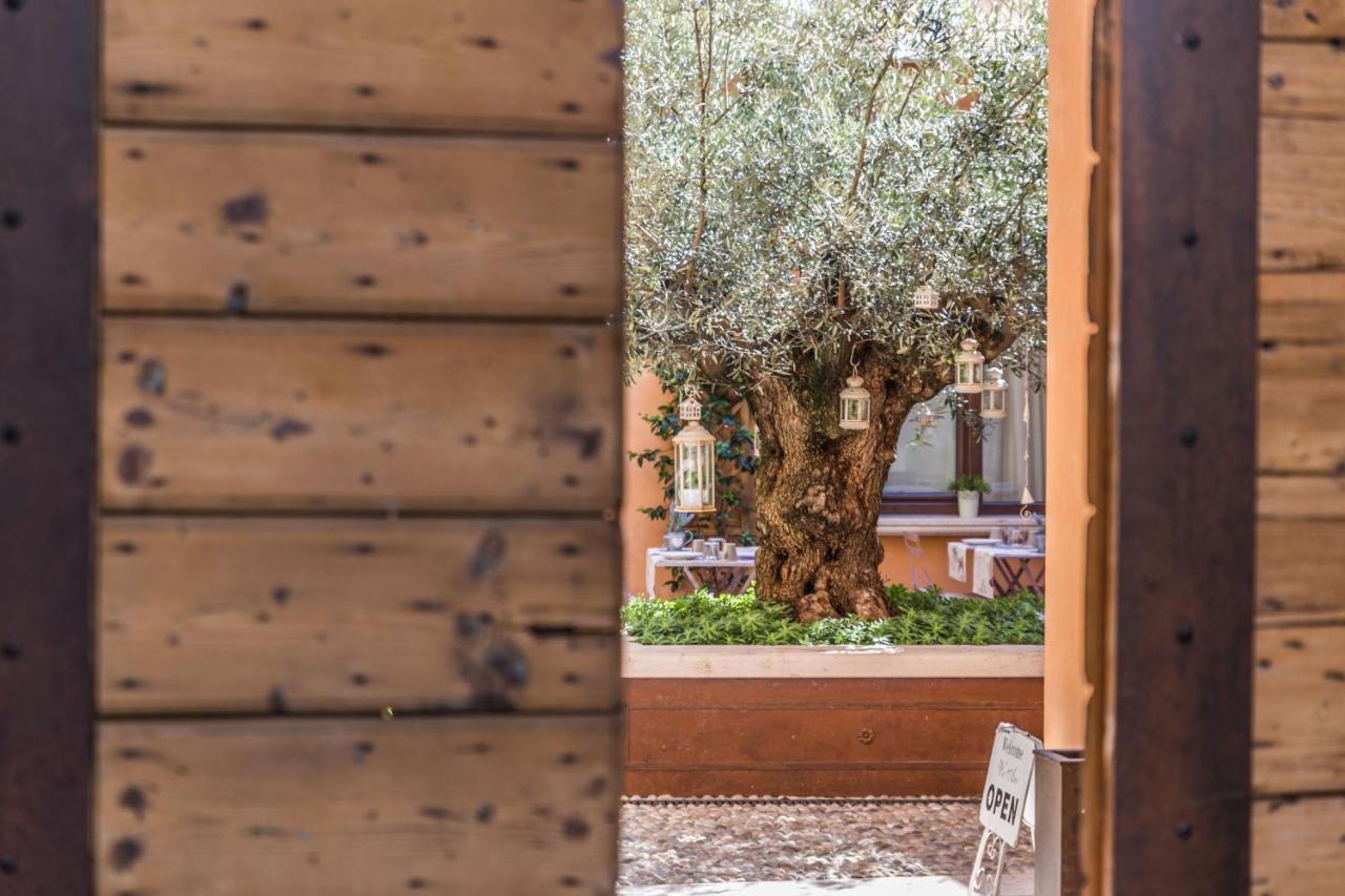 Antico Borgo B&B Con Spa - Adults Only Manerba del Garda Eksteriør billede